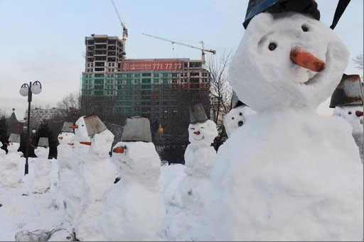 Снеговики, которых скатали у Центрального дома художника участники митинга против сноса ЦДХ и коммерческой застройки территории Крымского вала. 24 февраля 2009 года