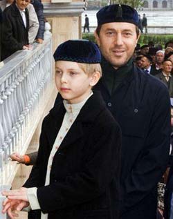 Бывший муж К.Орбакайте Руслан Байсаров с сыном Дени на открытии главной мечети им. Ахмата Кадырова
