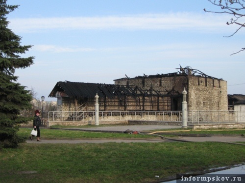 На фото: обгоревшая Власьевская башня