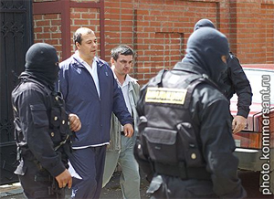Сергей Михайлов (второй слева) во время обыска на его даче