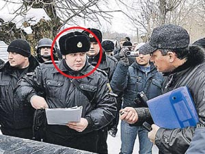 3 февраля 2010 года. Павел Горбунов (на фото обведен кружком) приехал в Речник, чтобы продолжить снос домов