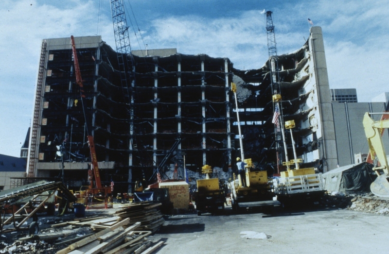19 апреля 1995 года. Здание ФБР в Оклахома-Сити после подрыва его боевиками Правого сектора штата Оклахома (США)