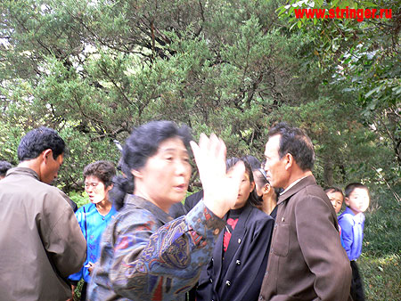 Корейцы не любят фотографироваться. Все взрослые обязательно носят значки с изображением Ким ир Сена, а дети - красные галстуки