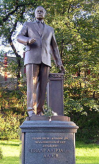 Памятник Г. Алиеву в Киеве. Фото palermo.ru