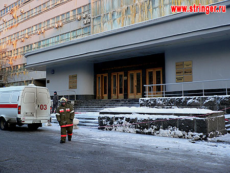 Проходная, где находится вход в редакции «Родной газеты», «Политического журнала», «Комсомольской правды, «Советской России», внешне не пострадала. Рядом - «Скорая помощь»: при разборке завалов был найден труп женщины. © А.П. («Stringer»)