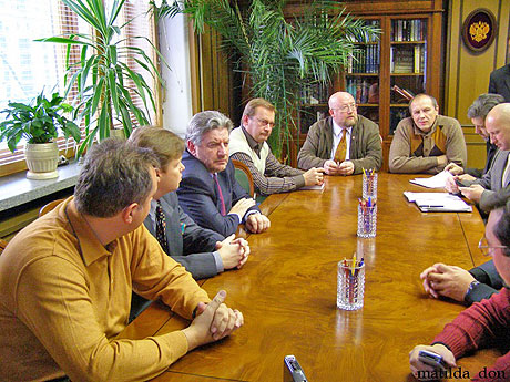 Групповое фото: в дальнем конце стола - Александр Севастьянов, справа от него - Евгений Ермачков, бывший охранник, слева от Севастьянова - Станислав Терехов