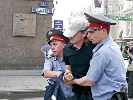 Нашего таварища на ка-та-ргу ве-ду-ут! Обняли крепко. Геи получают свое удовольствие от тесного контакта с милицией. Мужички их прижимают, прессуют...ну, что еще гею надо? Фото: Алексей САВЕЛЬЕВ